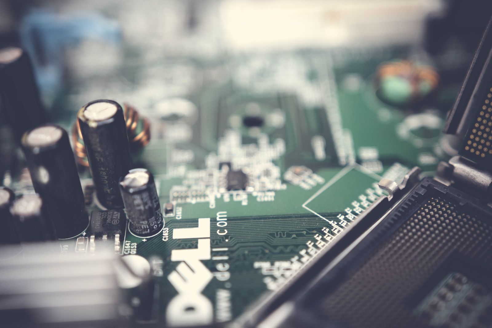 Macro of a dense memory device evoking a vertical-channel architecture